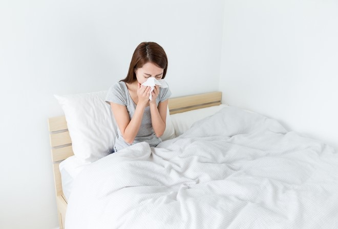 Frau mit allergischer Reaktion im Bett